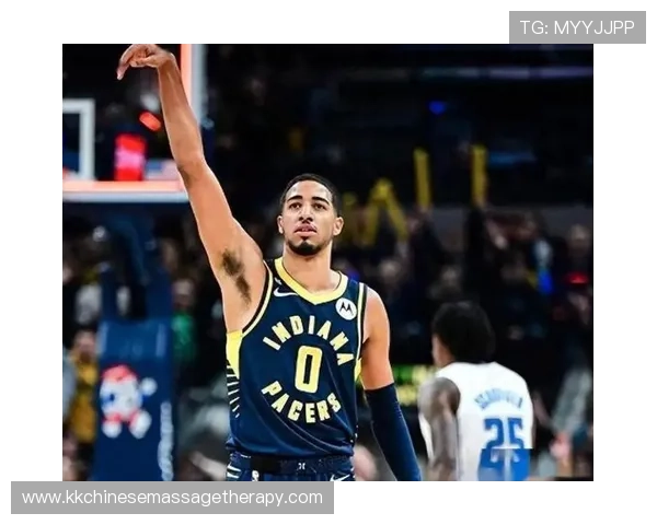 哈利伯顿无球跑动制造错位，拉开步行者外线空间