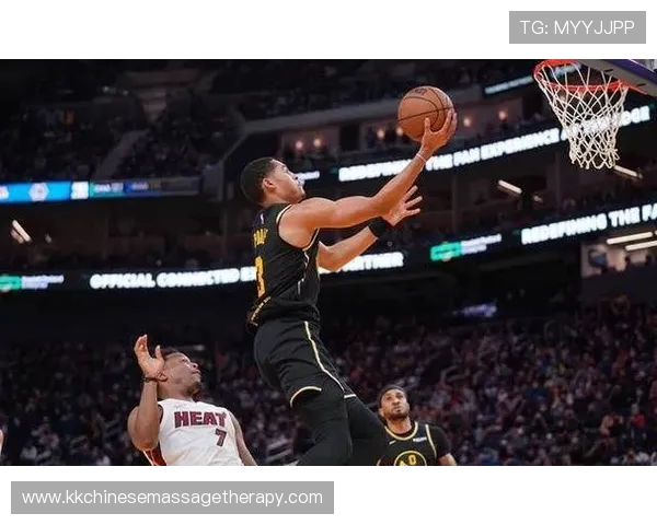 库里挡拆拉开空间提升三分效率，区别于传统单打打法