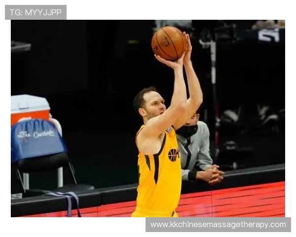 普里查德替补无球跑位制造空位，提升轮换三分效率